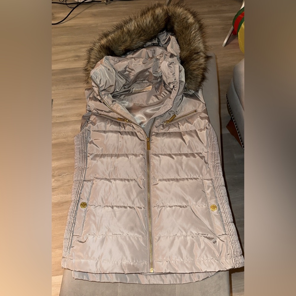 Stylish Puffer Vest with Faux Fur Trim